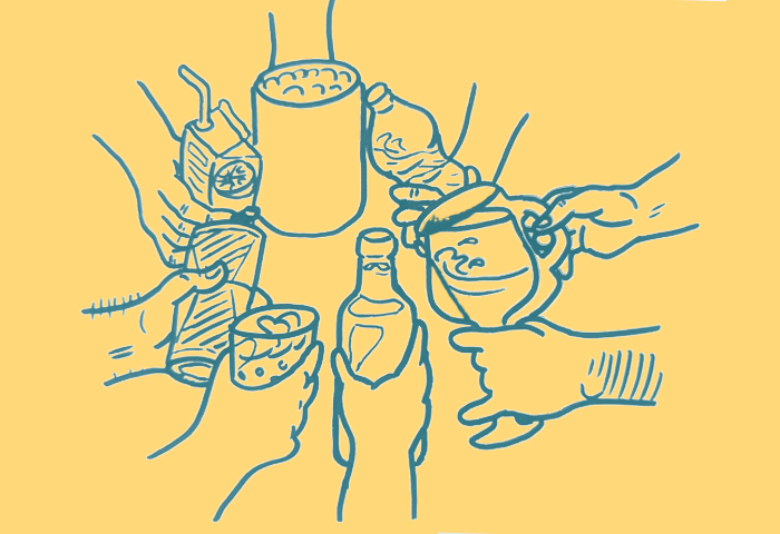 Acht Hände gehen zur Mitte und stoßen mit ihren Getränken an. Die Getränke sind verschieden, eine Hand hält zum Beispiel Bier, während eine andere Hand eine Tasse hält.