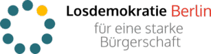 Losdemokratie Logo (9 ringförmig angeordnete ausgefüllte Kreise, einer davon golden, die anderen dunkelgrün), rechts davon Schriftzug "Losdemokratie Berlin" nächste Zeile "für eine starke Bürgerschaft", links und rechts davon zwei jauchzende Berliner Bären